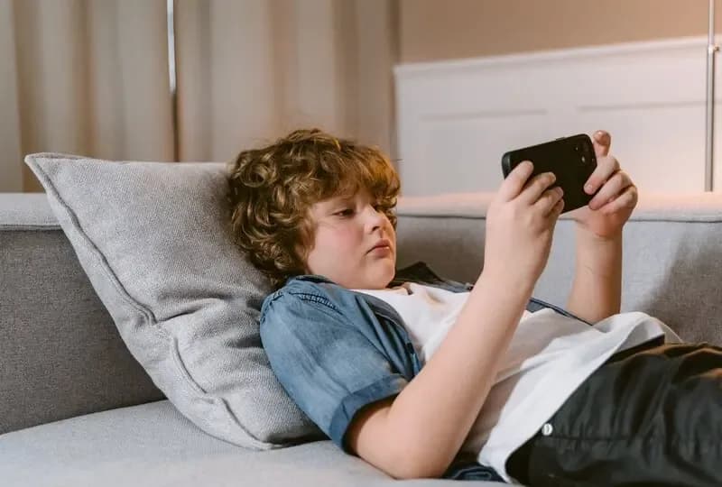 Bikin Anak Ketagihan Gadget? 7 Trik Ampuh untuk Atasinya!