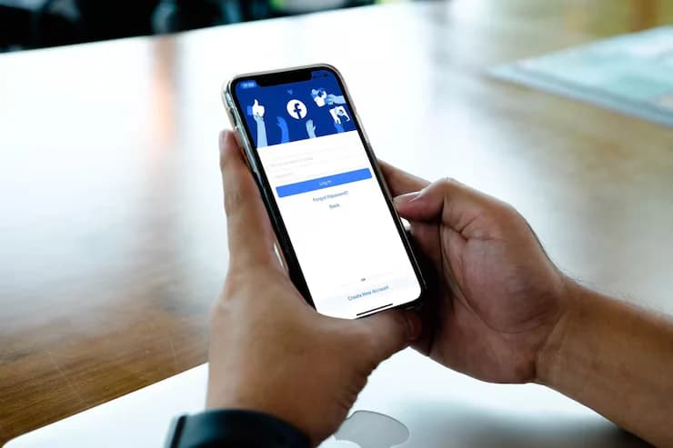 Gak Perlu Scroll Sampai Capek! 3 Cara Cepat Temuin Postingan Lama di Facebook